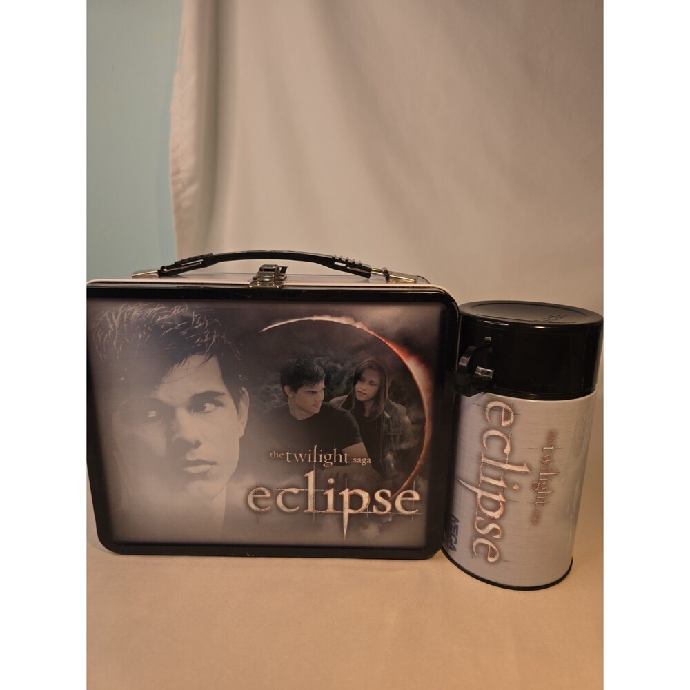 2010 The Twilight Saga Eclipse Jacob/Bella Metal Lunchbox W/ Thermos Werewolf